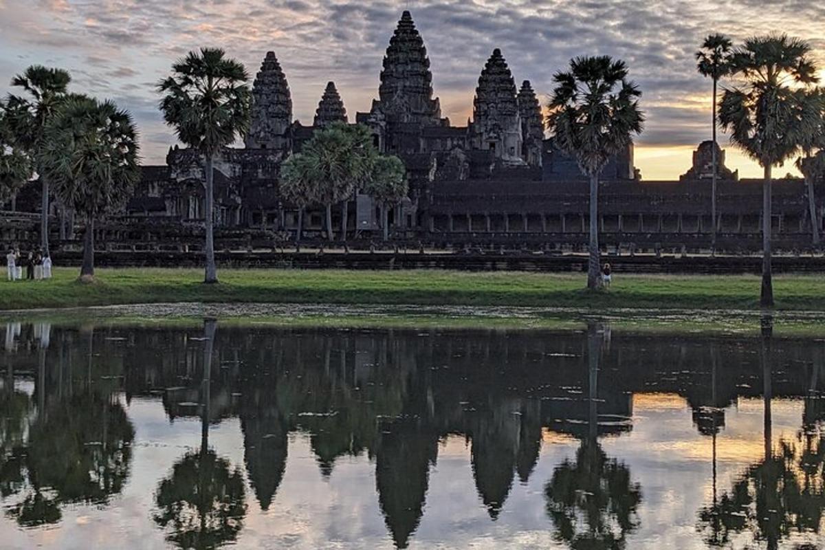pemandangan kuil dengan pantulan di dalam air