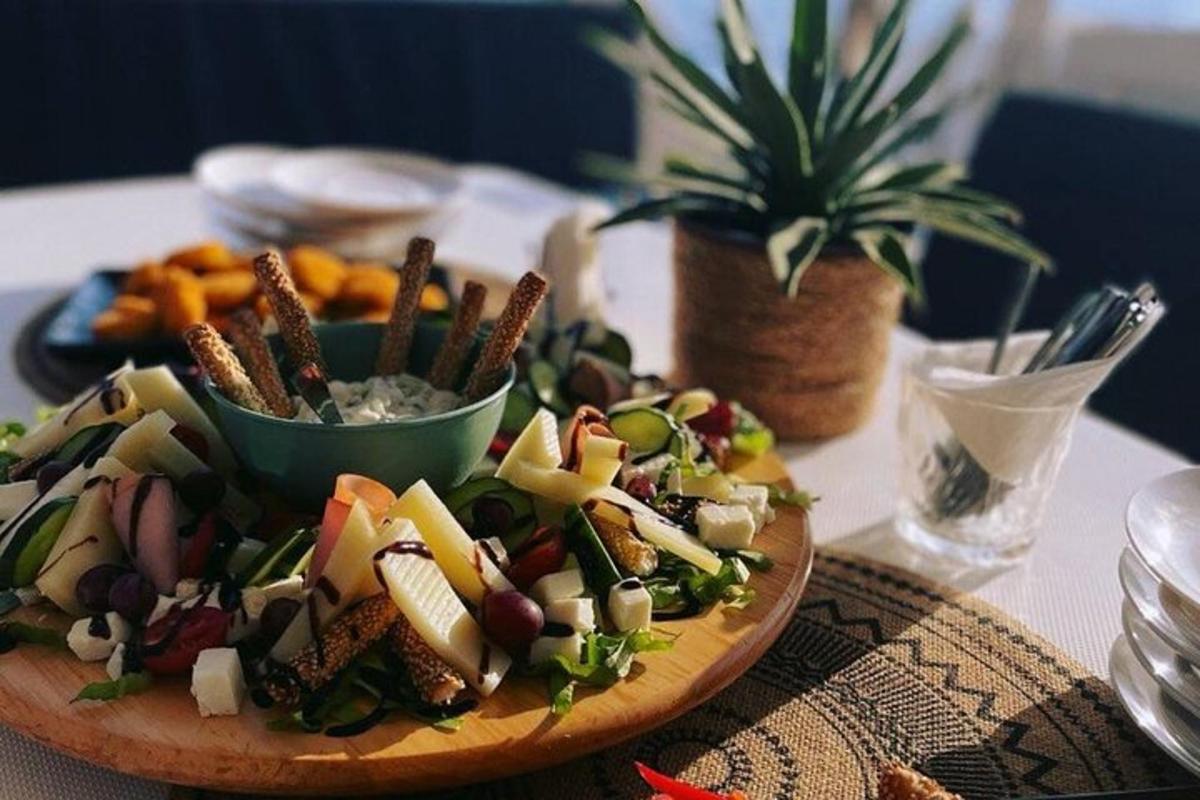 un piatto di cibo con un'insalata su un tavolo