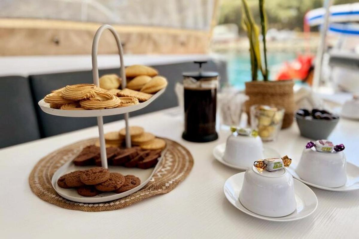 un tavolo con un vassoio di pasticcini e biscotti