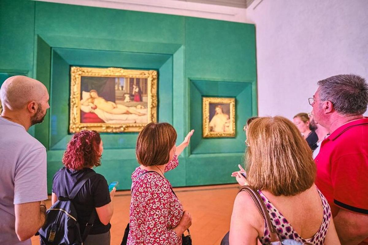 un grup de persones mirant una exposició d'art