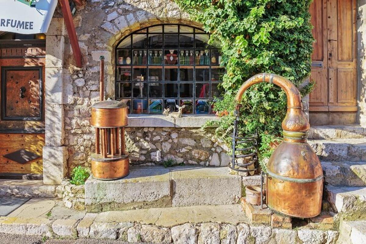 un edifici amb un bar amb una font d'aigua