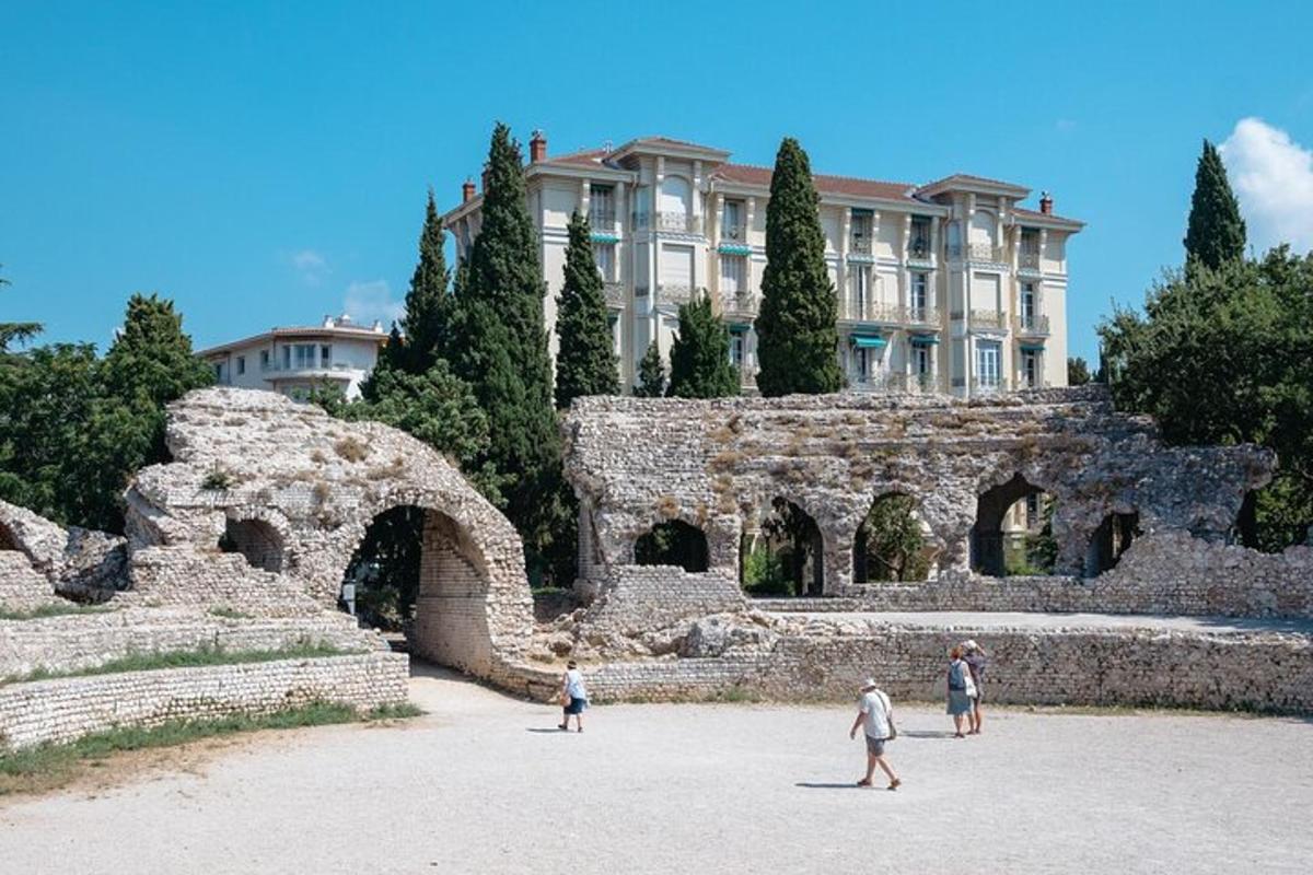 un grup de persones caminant davant d'un gran edifici