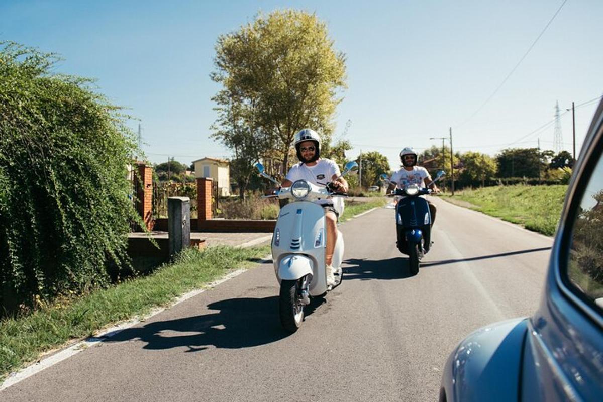 dva človeka, ki se vozita z motorjem po cesti