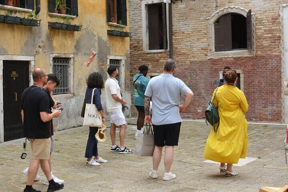 一群人站在建筑物外面