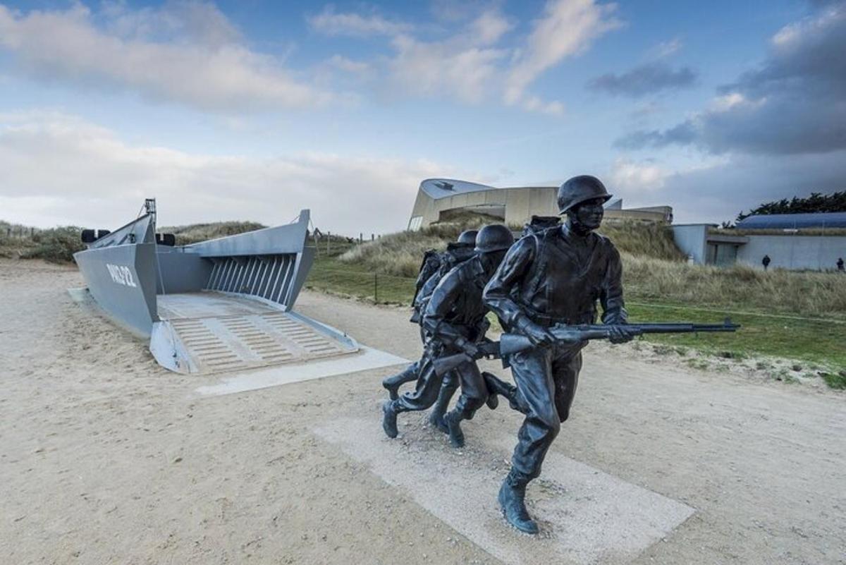 statua dwóch mężczyzn trzymających broń