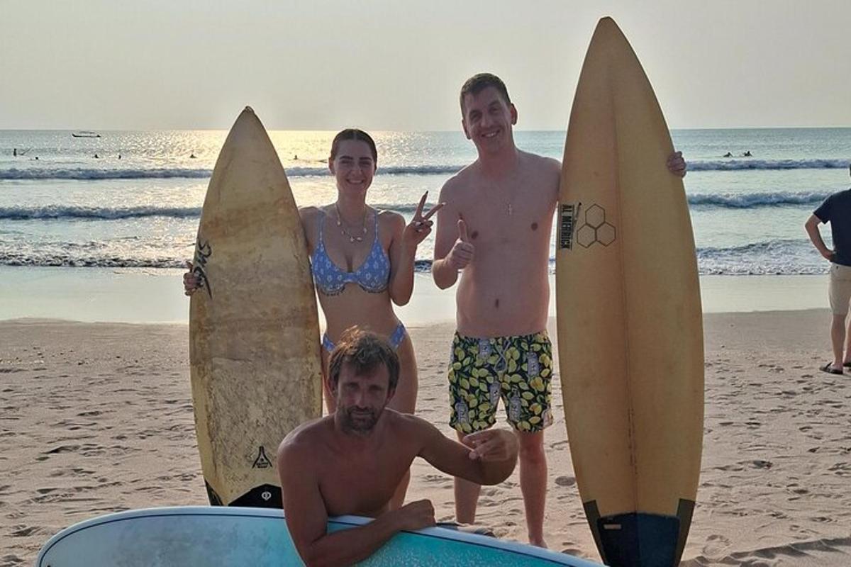 un grup de oameni care stăteau pe plajă cu plăci de surf