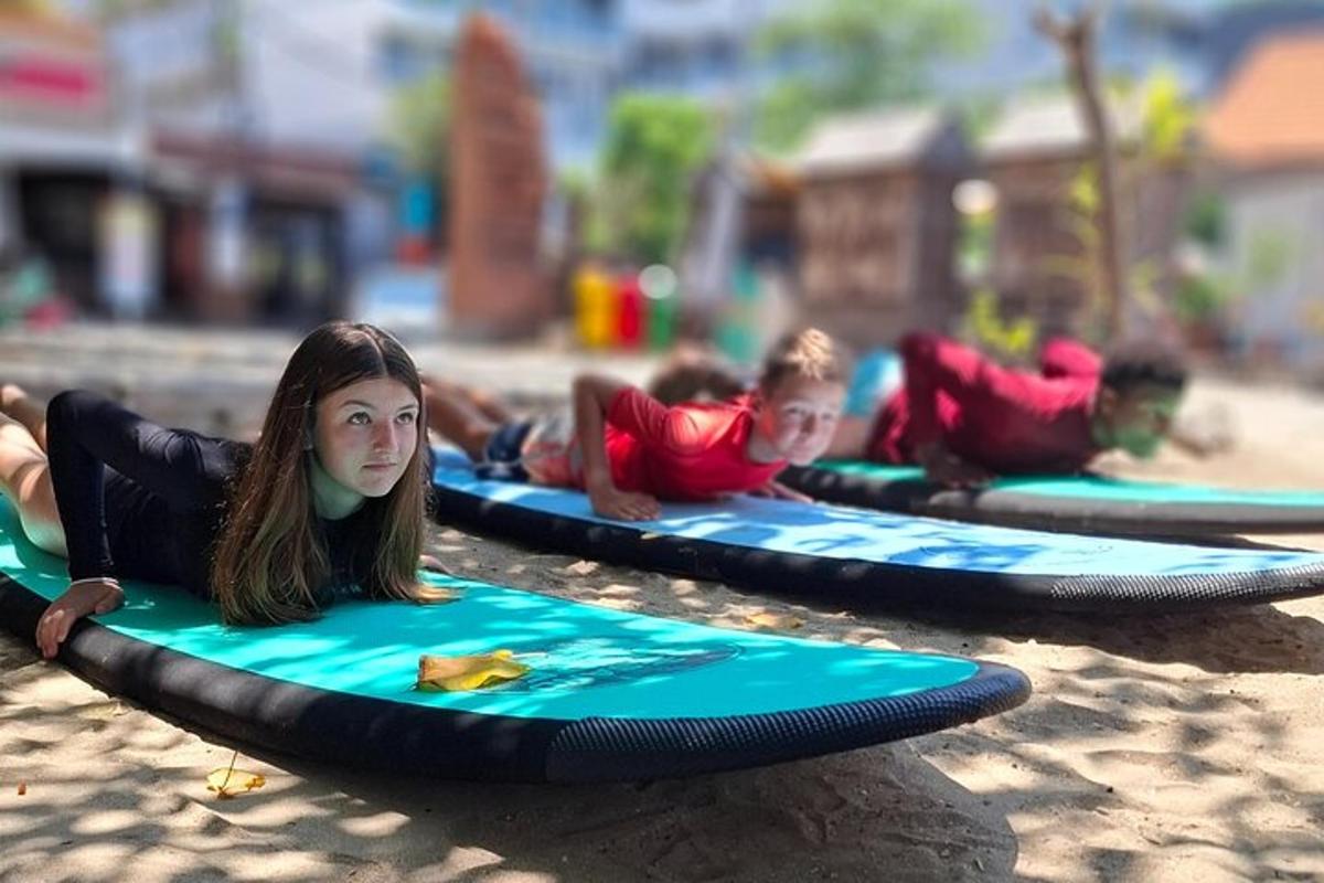 un grup de copii întinși pe plăci de surf pe plajă