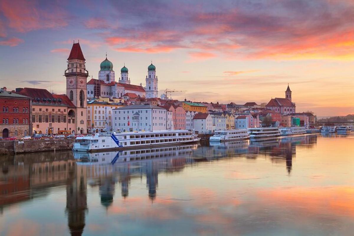 pohled na město s loděmi ve vodě