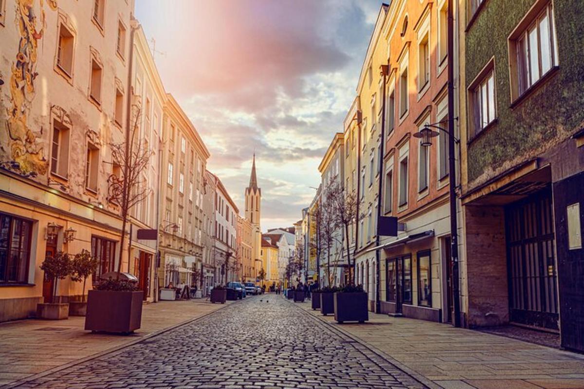 prázdná městská ulice s kostelem v dálce