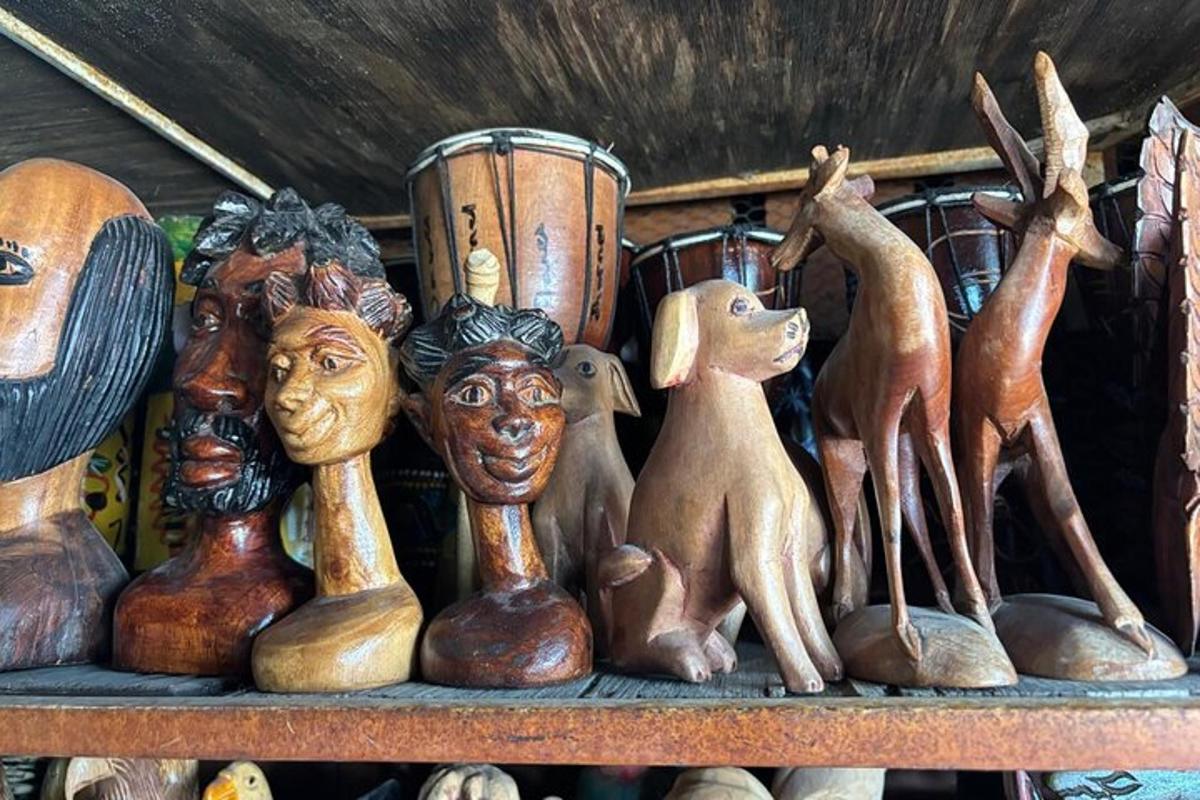 مجموعة من التماثيل الخشبية موضوعة على رف