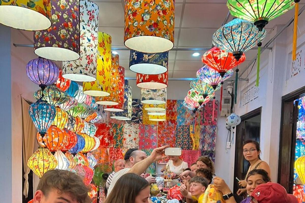un gruppo di persone sedute a un tavolo con ombrelli colorati