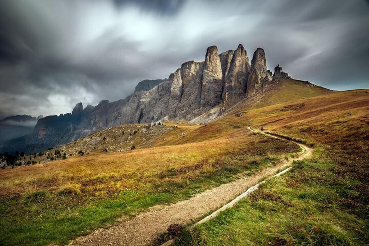 gunung dengan laluan di atas bukit berumput
