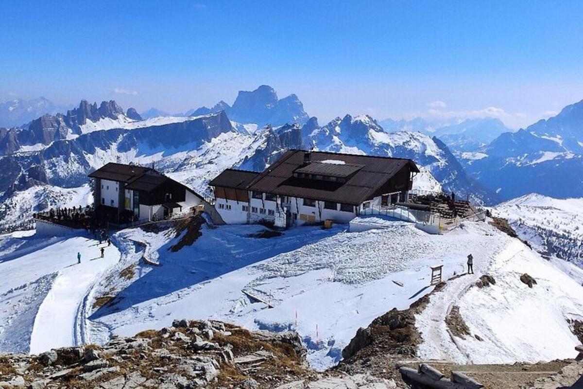 un edifici al cim d'una muntanya coberta de neu