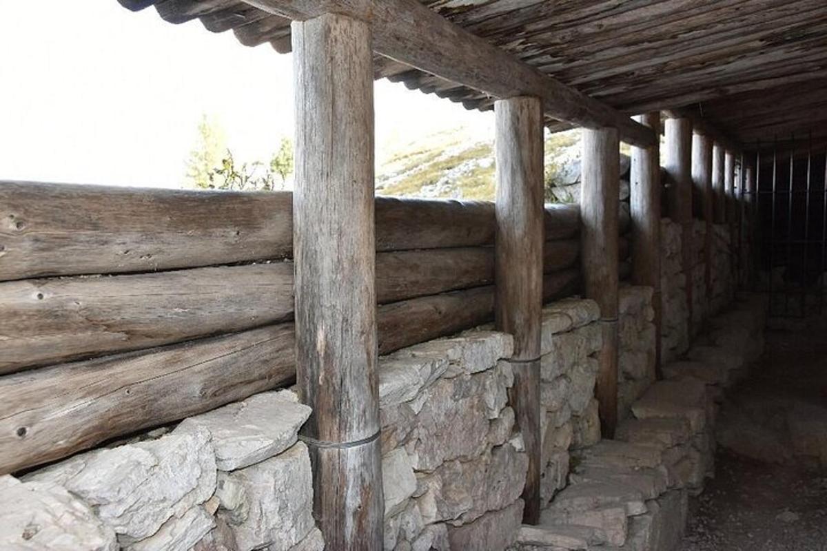 pagar kayu di hadapan dinding batu
