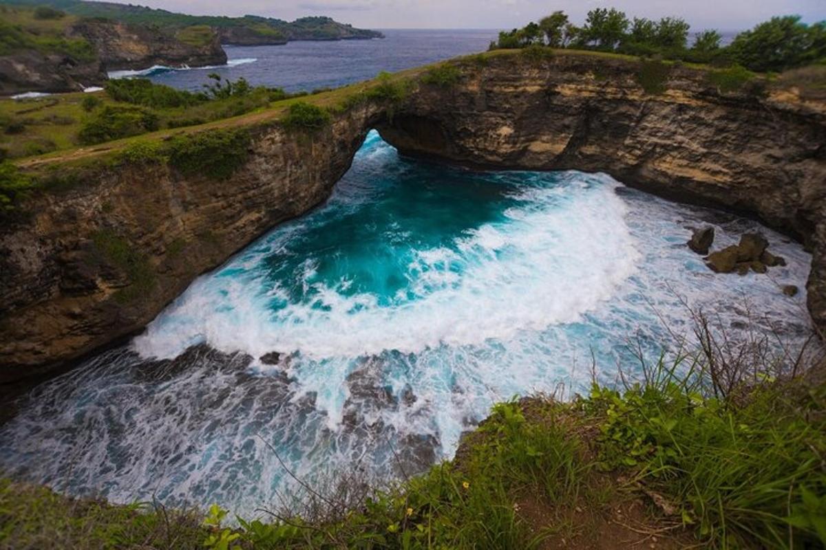 oblouk ve skalní stěně nad oceánem