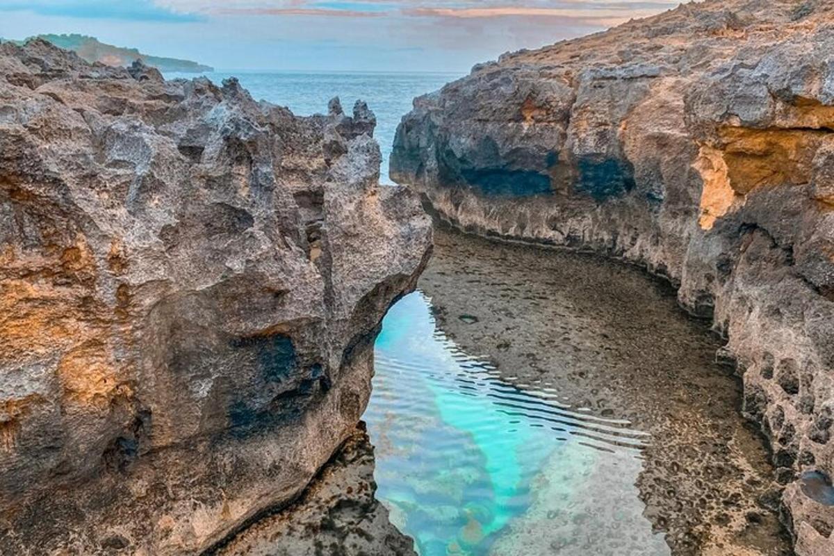 Letecký pohled na skalnatou pláž s oceánem