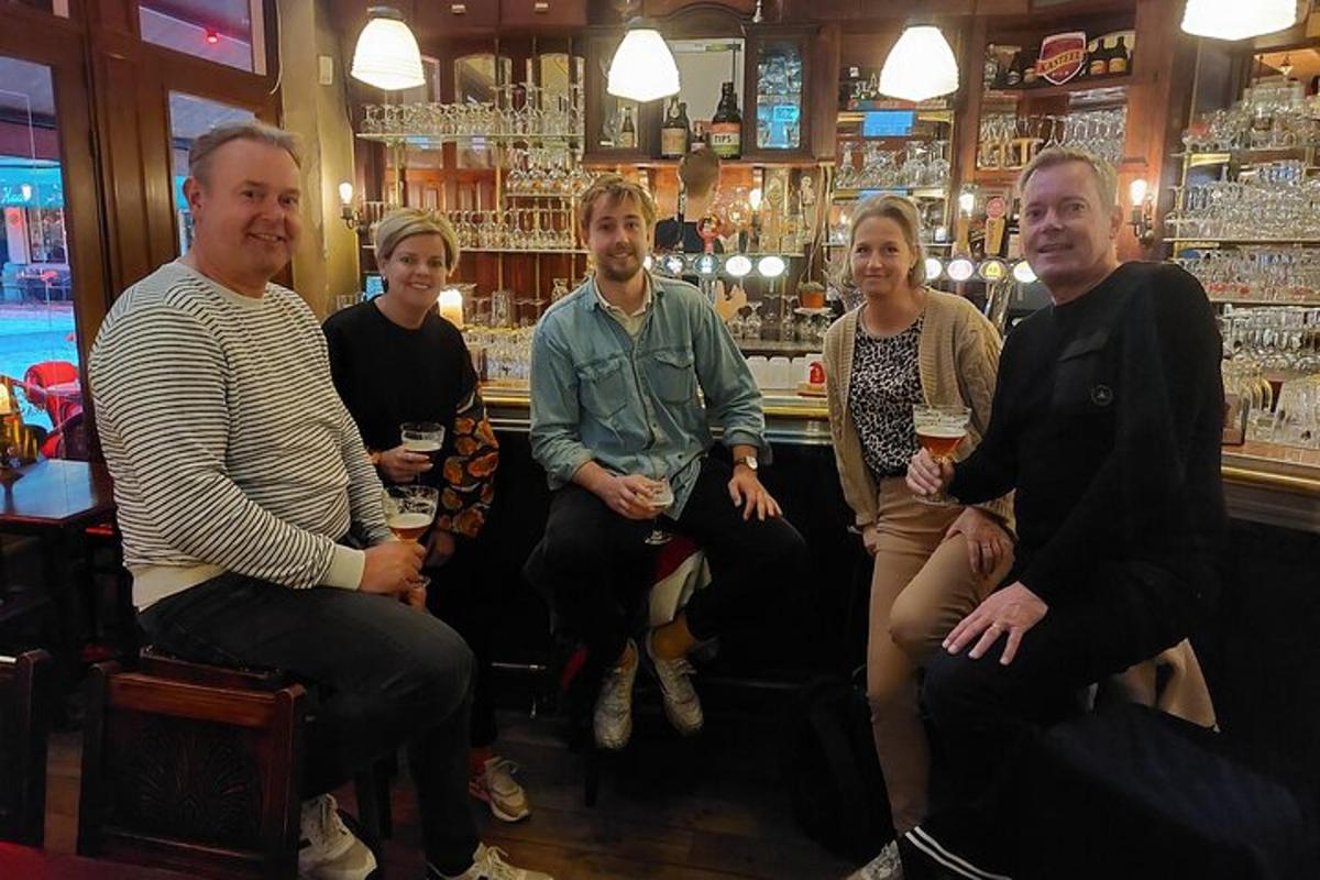 un grup de persones assegudes en un bar