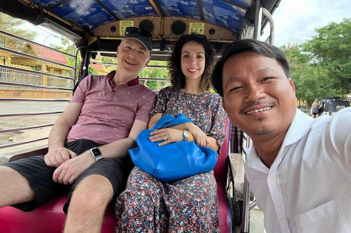 un gruppo di persone sedute sul retro di un autobus
