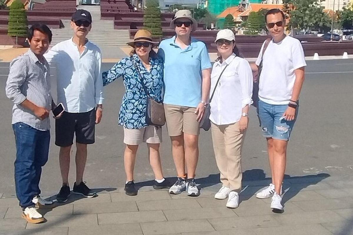 fotoğraf çektirmek için poz veren bir grup insan