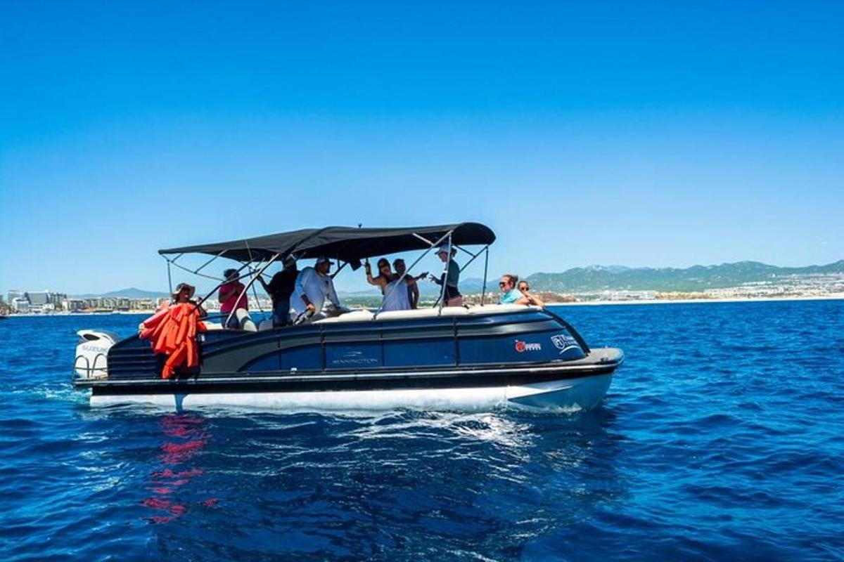 un gruppo di persone su una barca in acqua