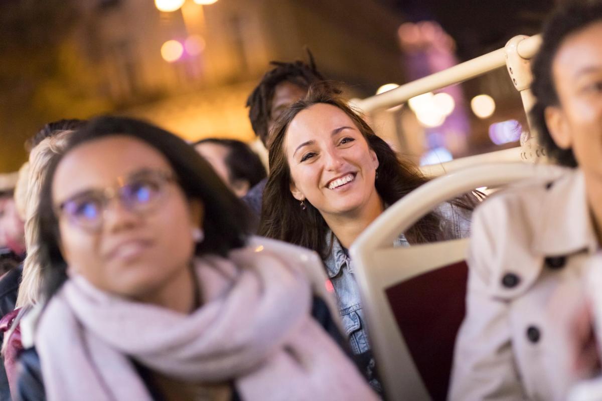 skupina lidí sedících v autobuse