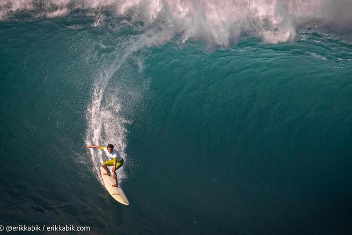 un uomo che cavalca un'onda su una tavola da surf nell'oceano