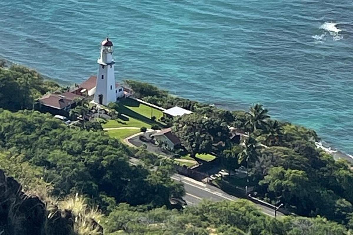 un faro su una collina vicino all'oceano