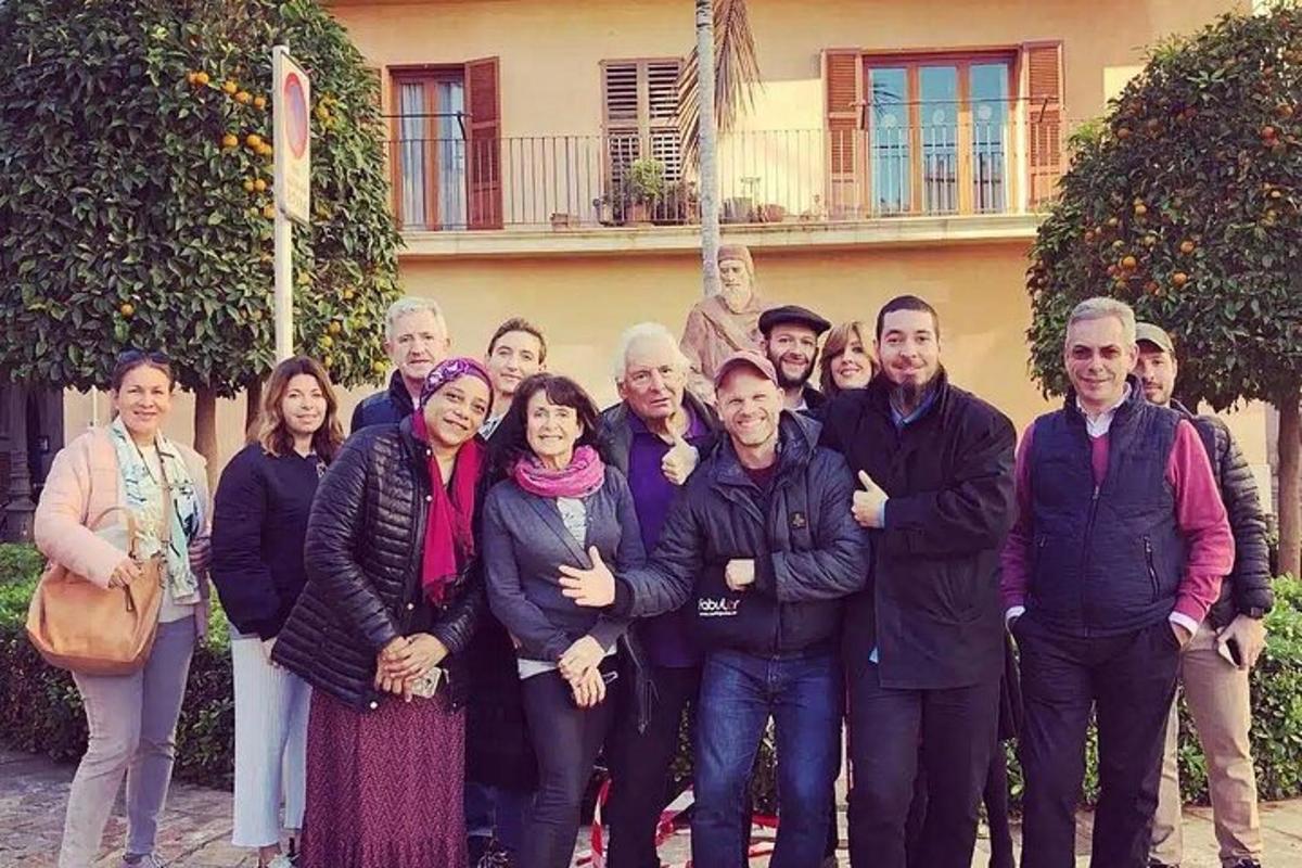 Un grupo de personas de pie frente a un edificio.
