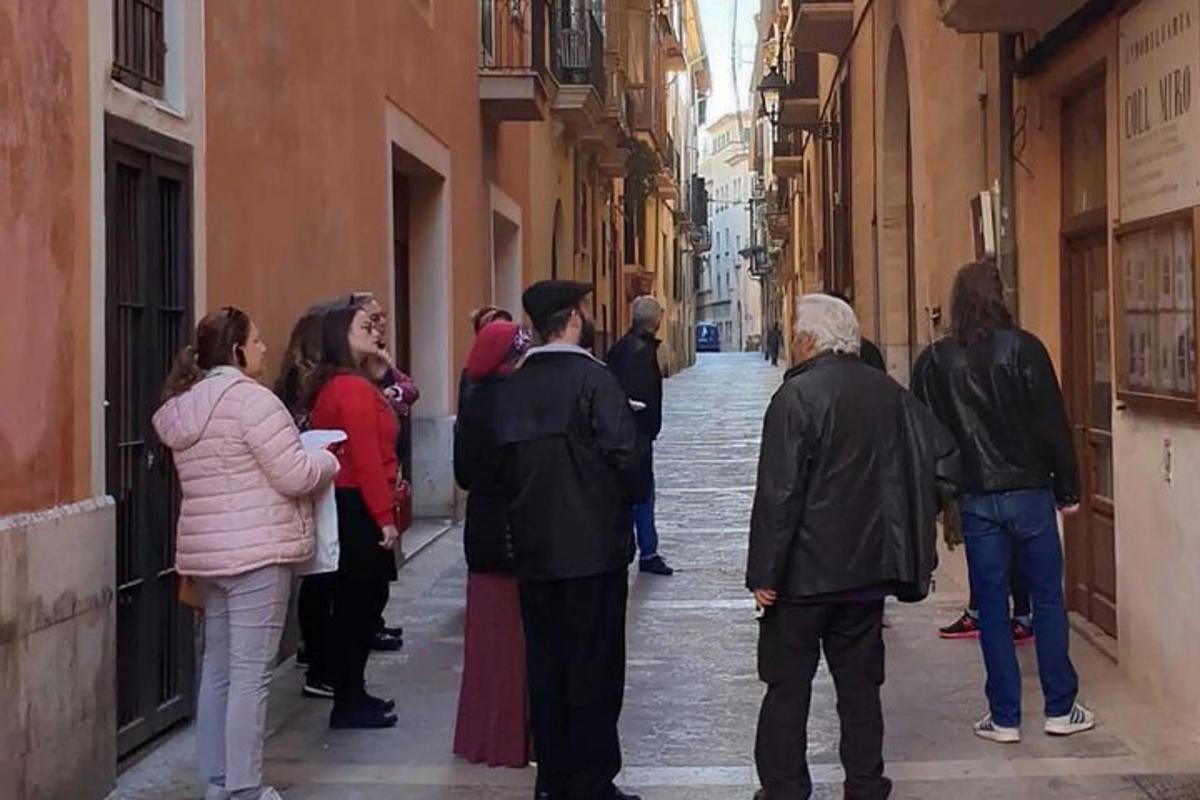 un grupo de personas caminando por una calle