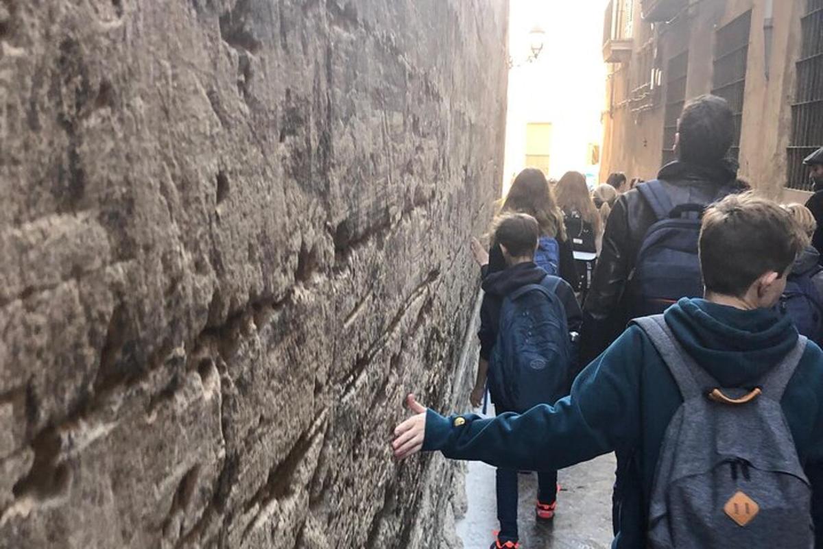 Un grupo de personas de pie junto a una pared