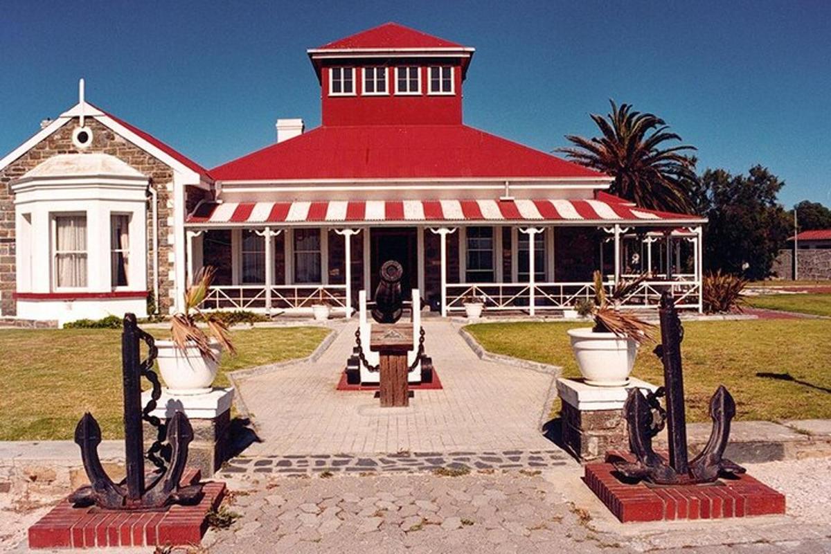una gran casa vermella i blanca amb una teulada vermella