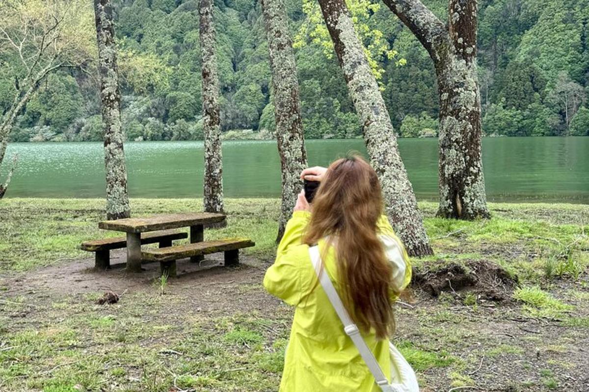 жена фотографише сто за пикник
