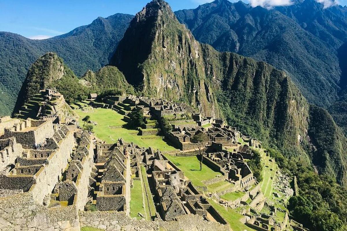 una vista aérea de las ruinas de una montaña
