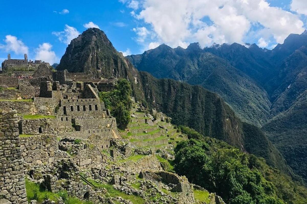 una vista de la montaña machu picchu