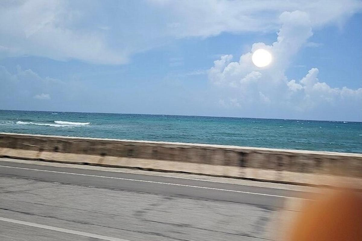 widok na ocean z okna autobusu