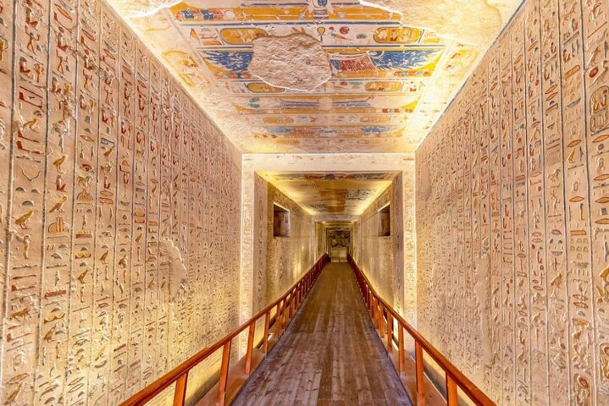 un corridoio di un antico palazzo con dipinti alle pareti