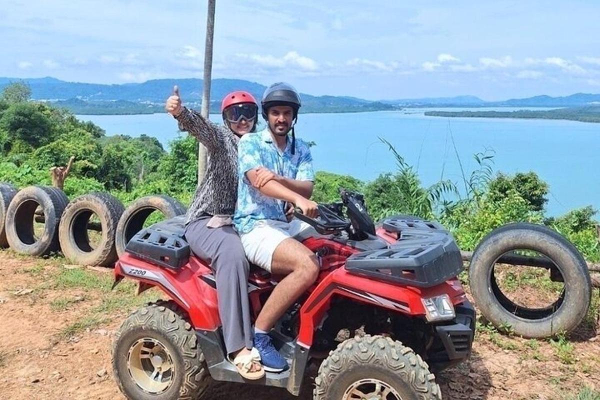 dos personas viajando en un vehículo de cuatro ruedas