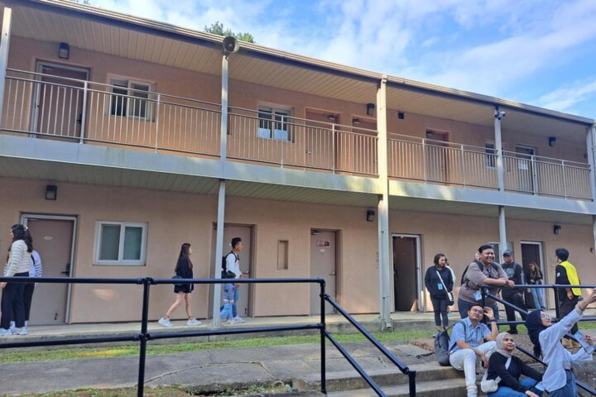 un gruppo di persone in piedi fuori da un edificio