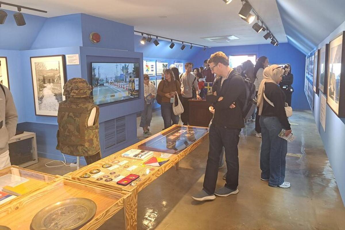 um grupo de pessoas olhando para uma exposição em um museu