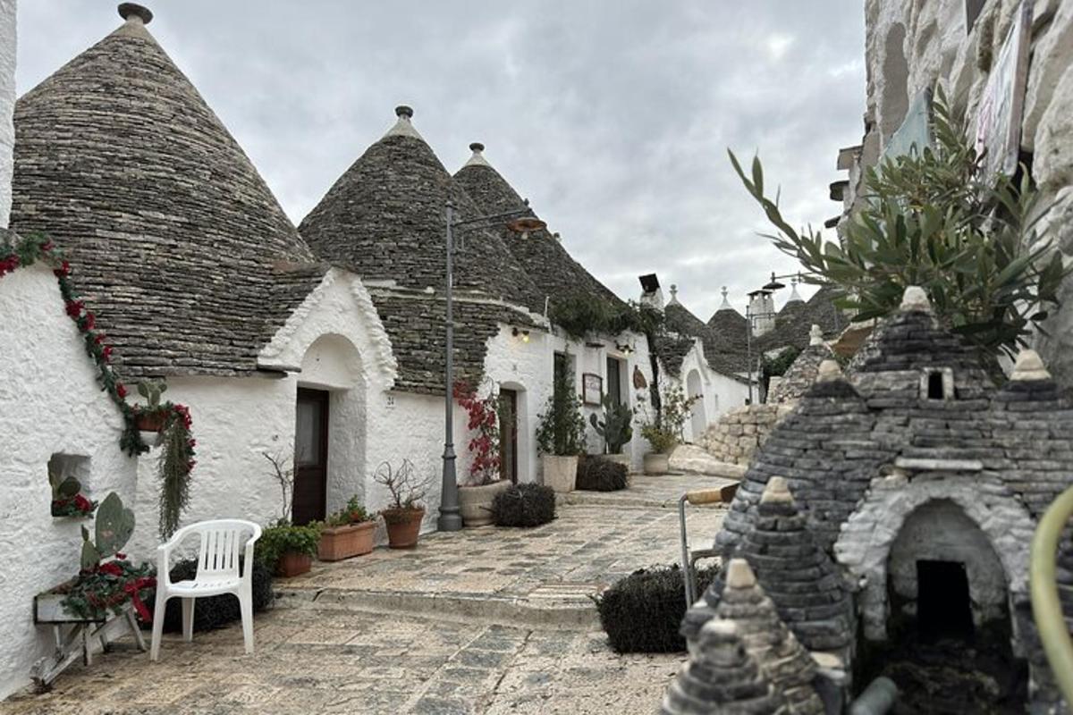 un grupo de casas blancas con techos