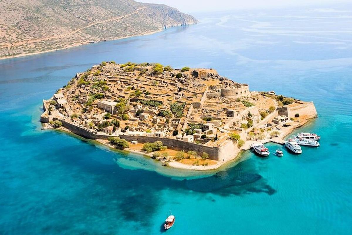 un'isola nell'acqua con delle barche al suo interno