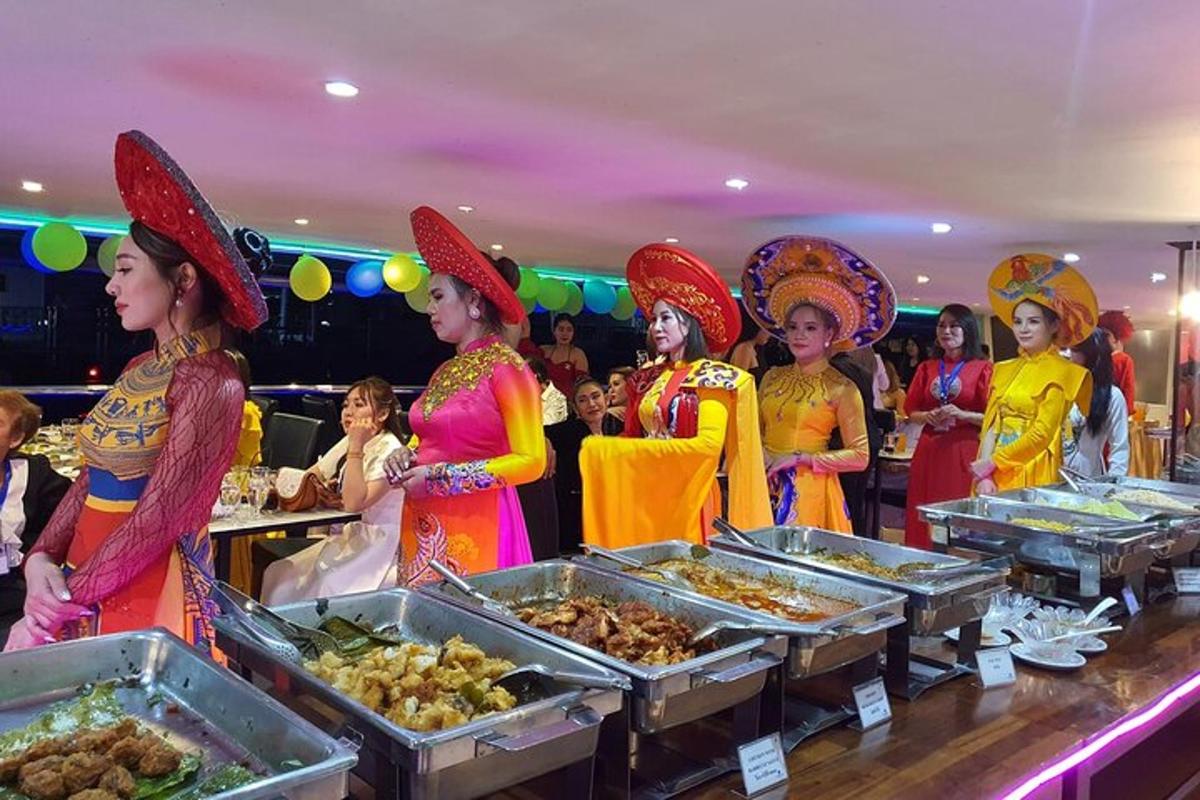 一群妇女站在自助餐旁，享用食物