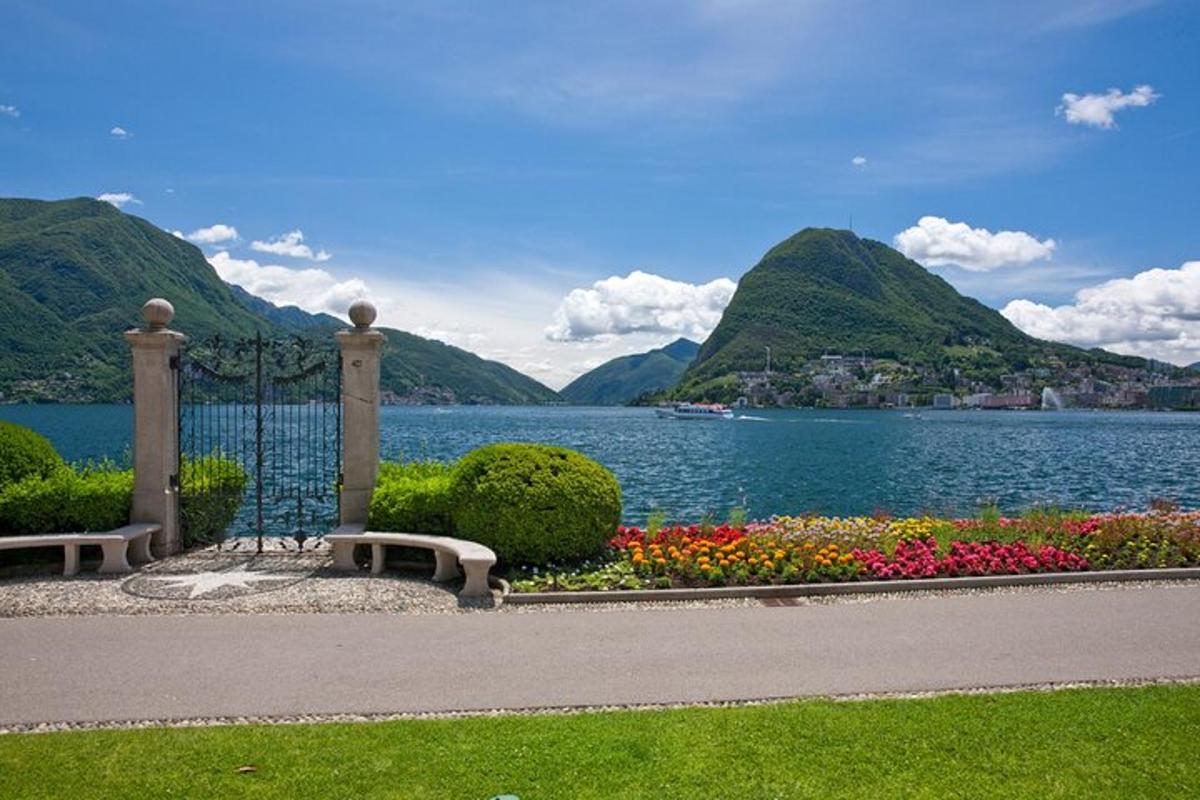 una panchina davanti a un lago con montagne