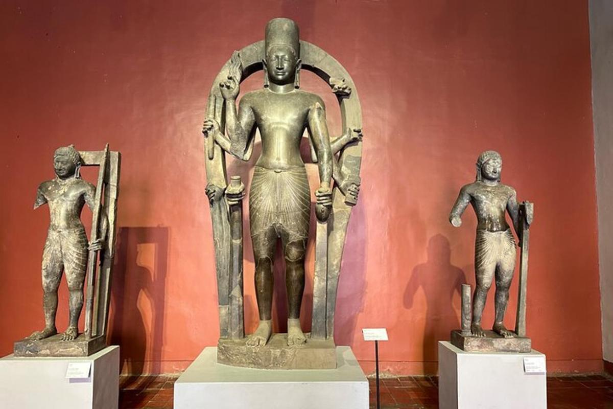 un gruppo di statue esposte in un museo