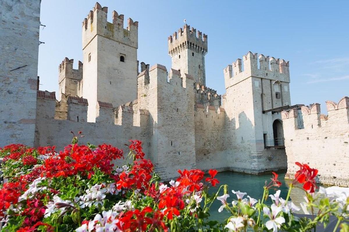 un castello con fiori rossi davanti