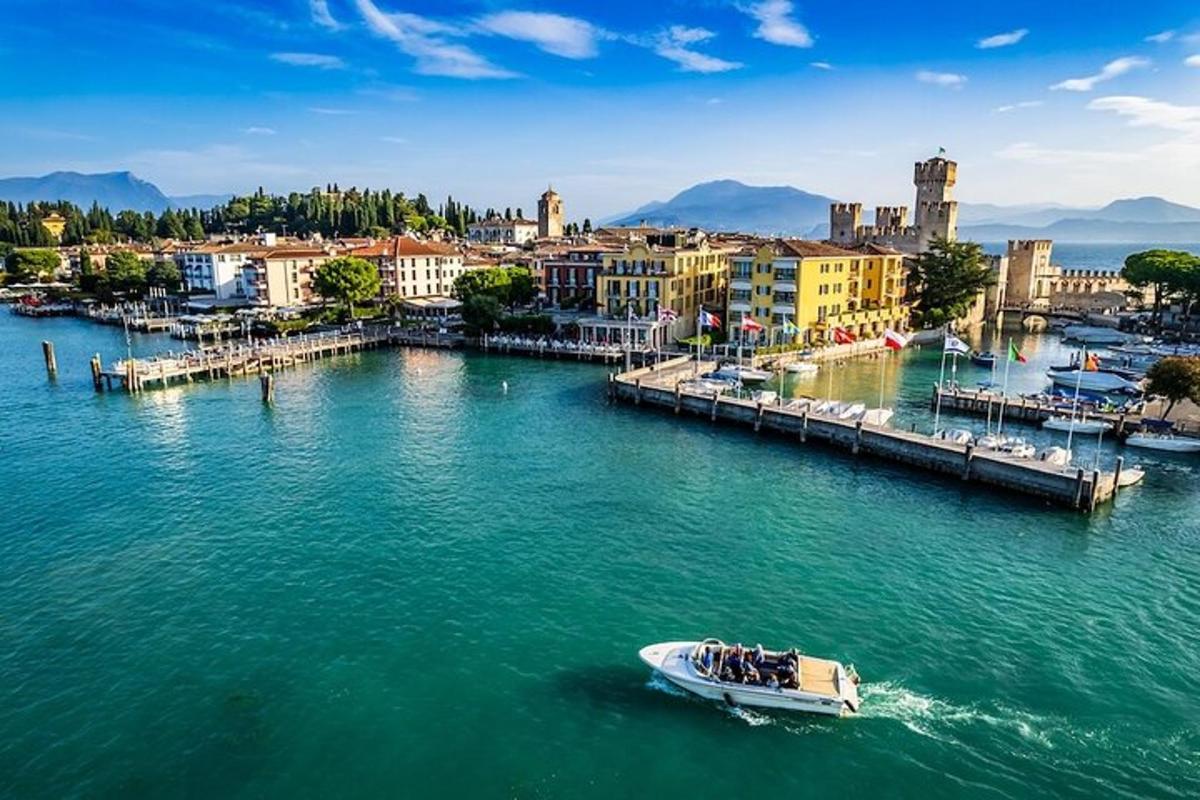 una barca in acqua vicino a una città