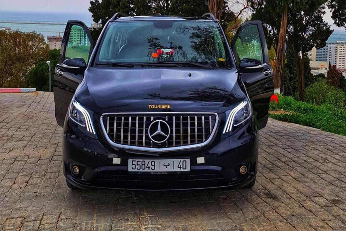 un'auto nera parcheggiata su una strada di mattoni