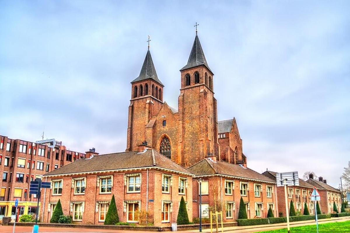 en stor murbygning med et tårn og en kirke