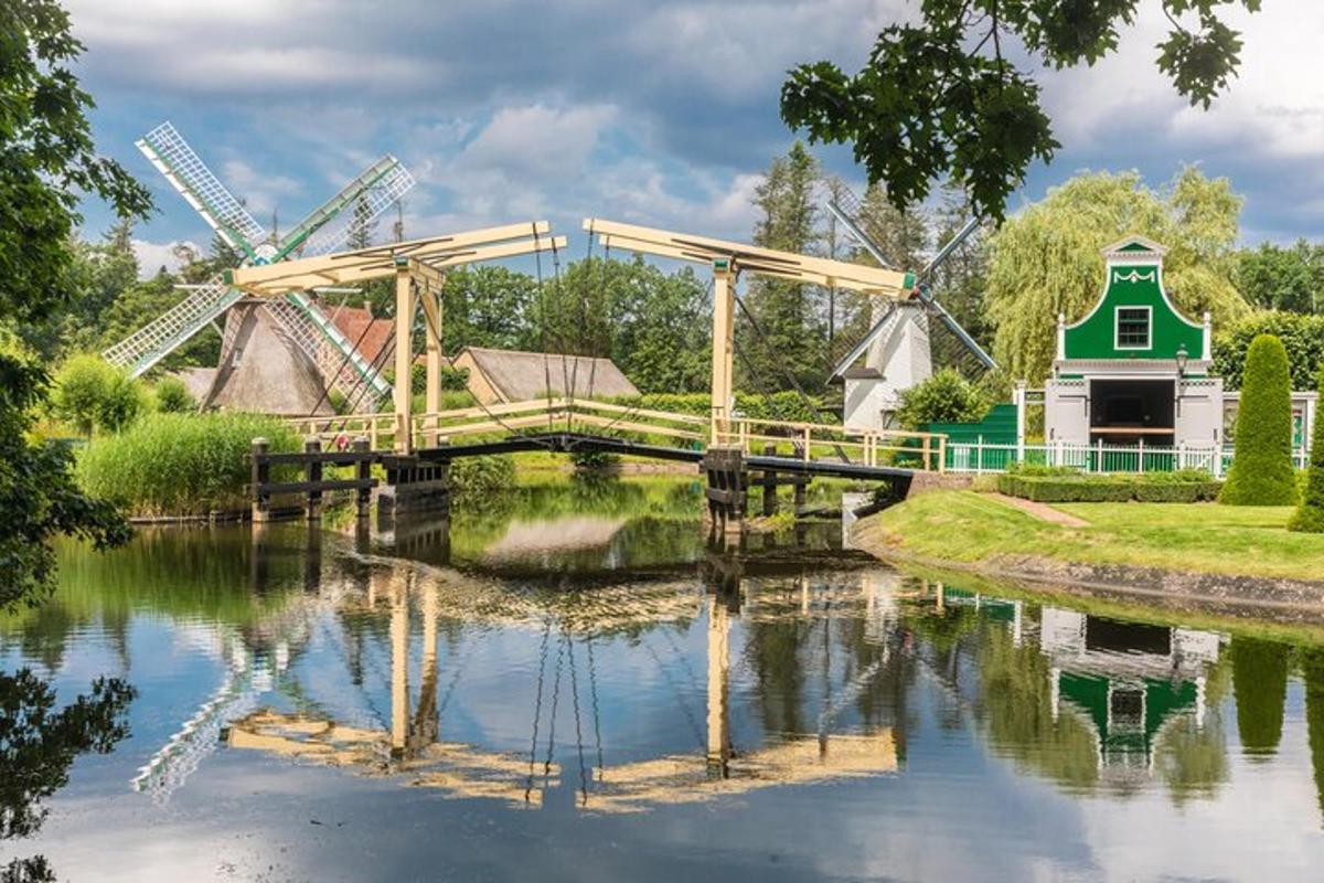 en bro over en elv med en vindmølle