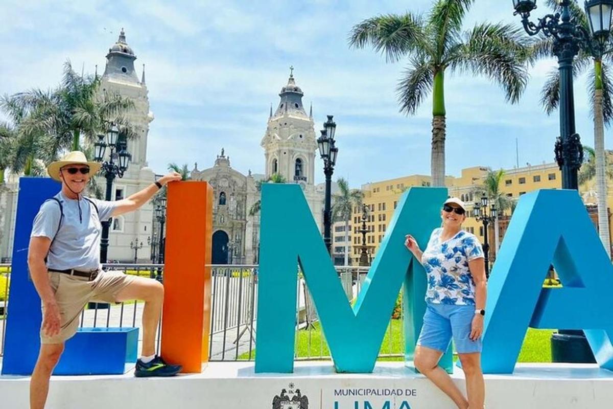 um homem e uma mulher em pé em frente à placa de Miami